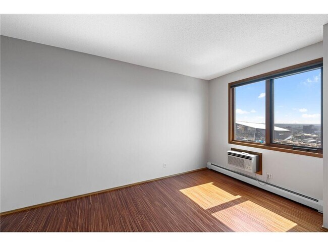 Building Photo - 433 S 7th St