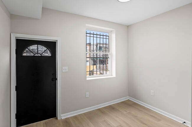 Building Photo - 139 N Lakewood Ave