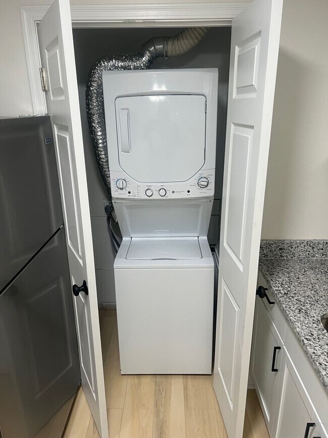 Building Photo - Luxury Two-Bedroom, Stainless Appliances, ...
