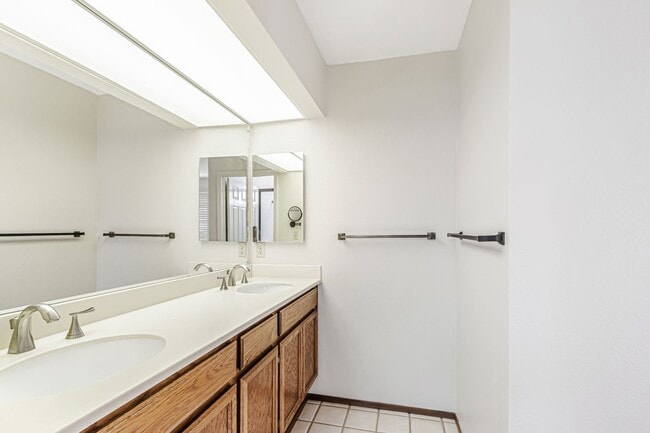 Building Photo - Two Primary Suites w/ Bonus Room l Prime L...