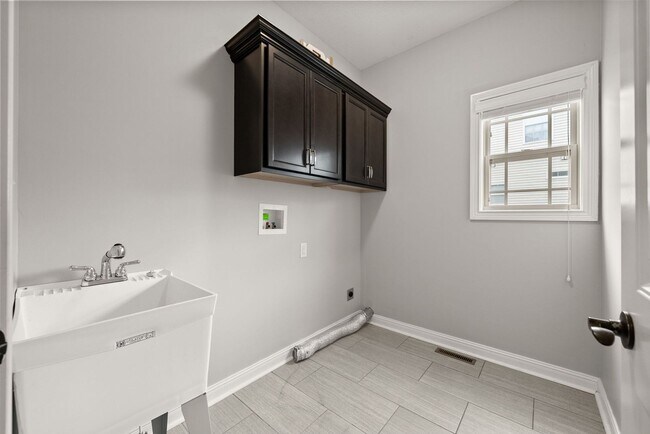 Building Photo - Pet Friendly Four Bedroom with Bonus!