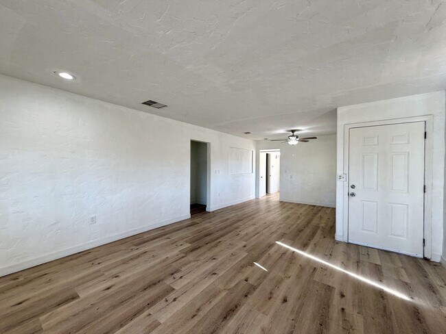 Building Photo - AVAILABLE NOW!! 2 Bedroom 1 Bathroom Apartment in Palm Desert!