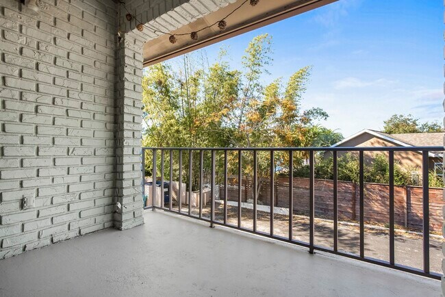 Building Photo - 2808 Plaza Terrace Dr