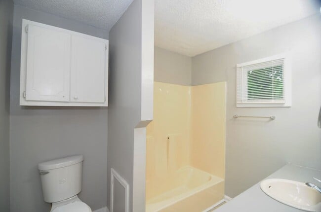 Building Photo - 2425 Tuxedo Dr NW