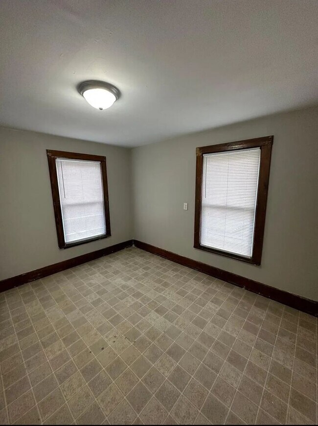 Building Photo - 605 N Detroit St