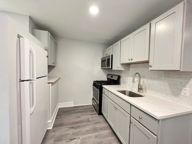 Building Photo - Refreshed 3BR/1BA Cozy Home with Porch & Fenced Yard!