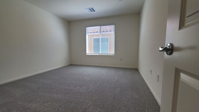 Building Photo - 5-Bed, 3-Bath Home in Spectrum Falls