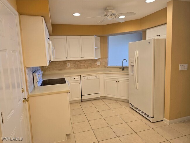 Building Photo - 25069 Peacock Ln