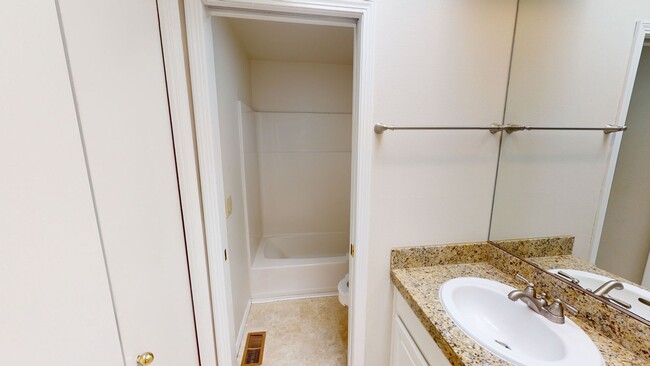 Building Photo - Prime Mountain Park Location! Minutes to D...