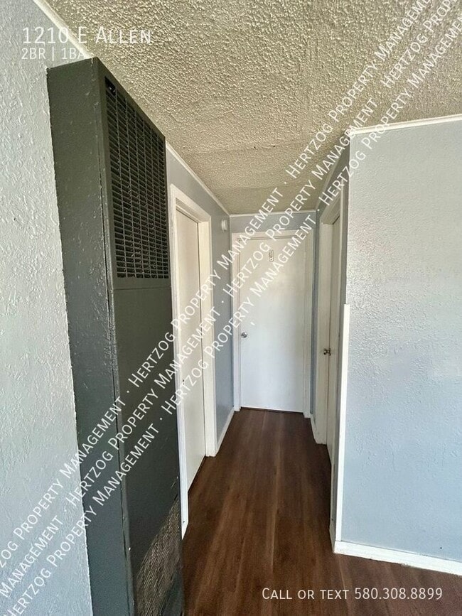 Building Photo - 1210 E Allen-