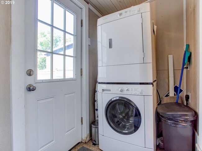 Building Photo - Great 2 Bed 2 Ba bungalow located in the P...