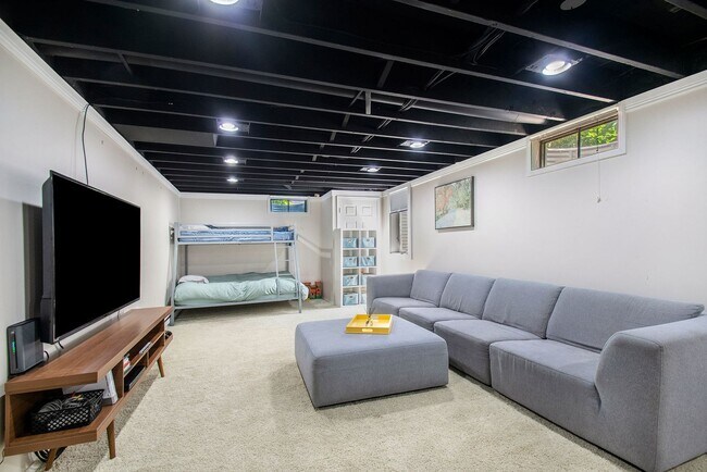 Building Photo - 6-8 months furnished 4 Bedroom 1.5 Bath