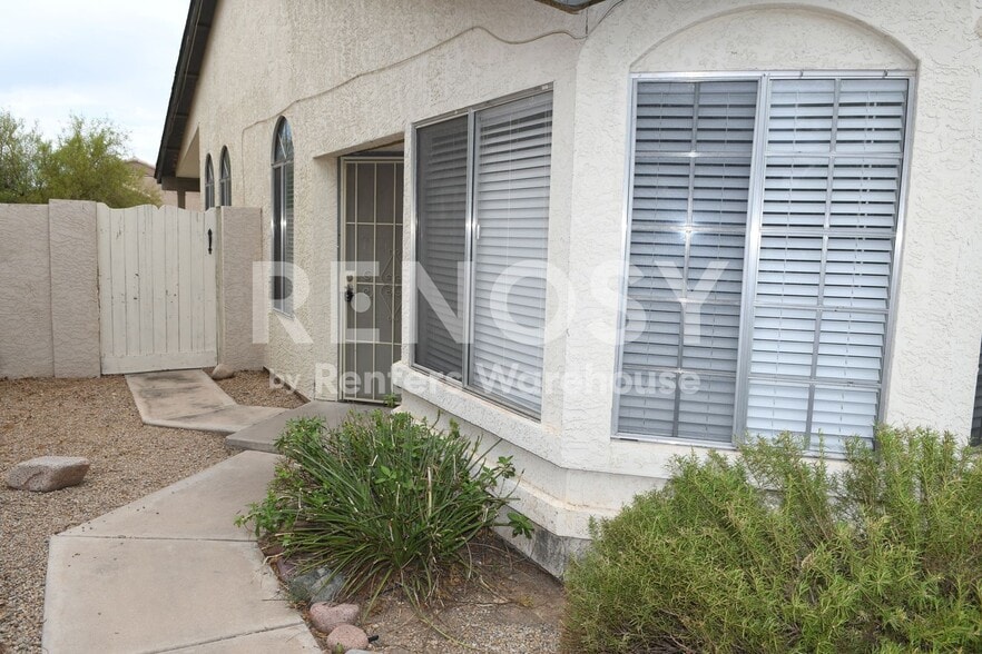 Building Photo - 3049 E Siesta Ln
