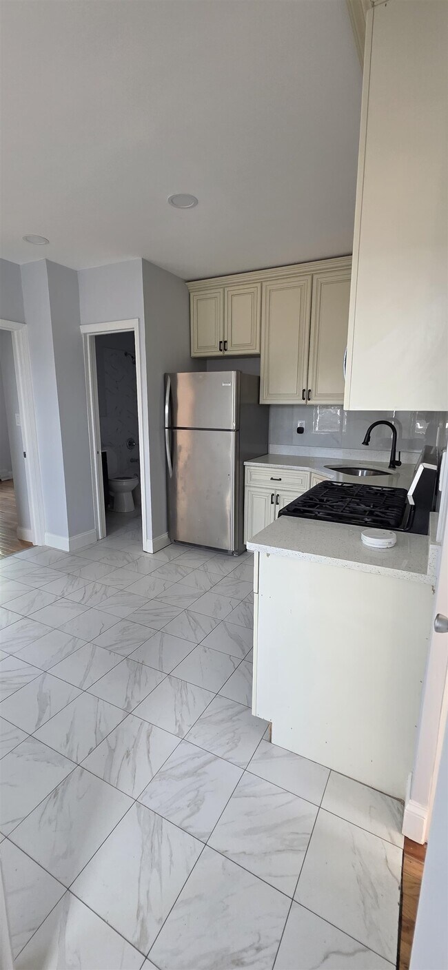 Building Photo - 416 41st St