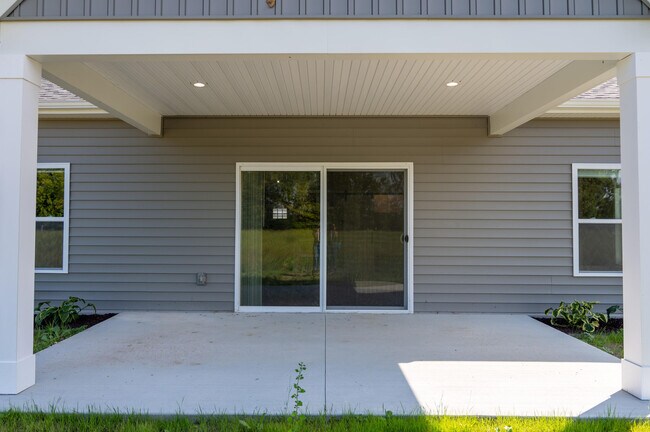 Building Photo - 8463 Oak Shade Cir
