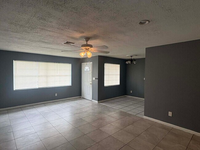 Building Photo - 4 bedroom Single-Family Home Available for Move-In NOW