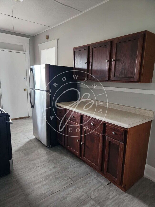 Building Photo - 2 bed 2 story townhouse! Individual baseme...