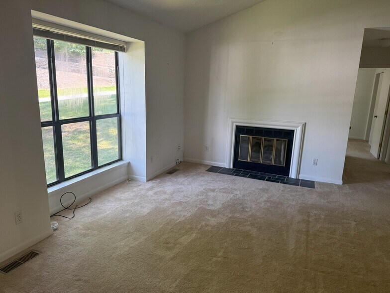 Building Photo - 4554 Summerset Dr