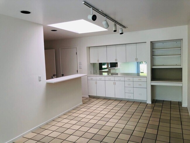 Building Photo - Northbridge 4bd/2ba Rancher w/Central AC &...