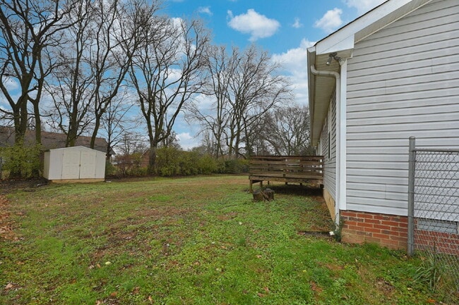 Building Photo - Car-free convenience! Modern 3 Bed Home Minutes from Downtown Gallatin