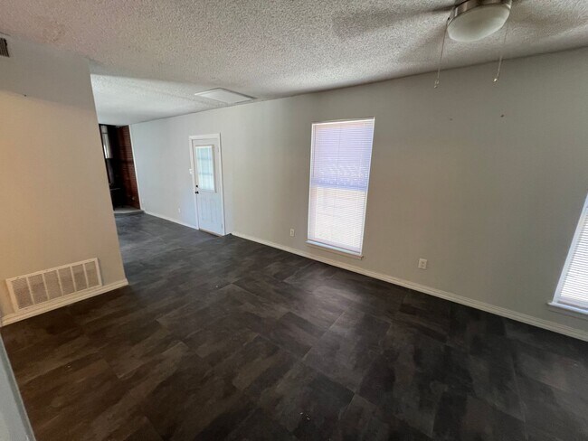 Building Photo - NE 3/BD 2/BA 2/CG