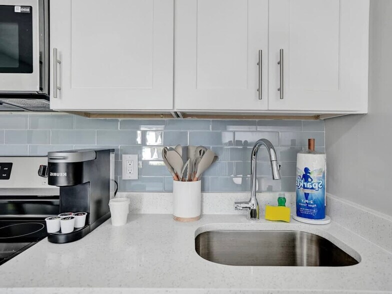 Building Photo - 3205 NE 9th St