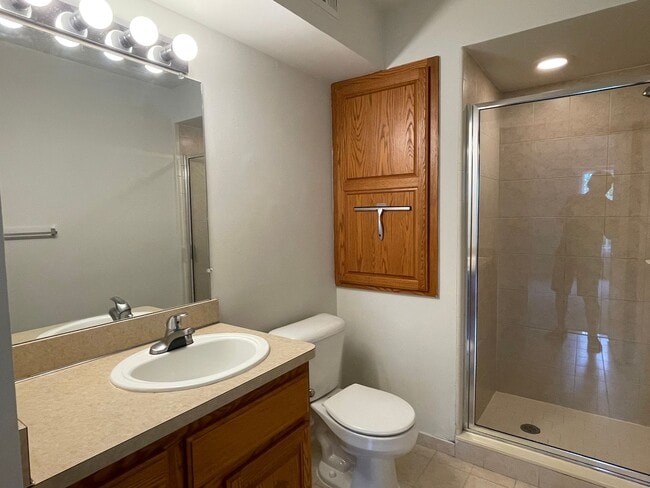 Building Photo - Shelby Township, 3-bedroom, 2-bath, Attach...
