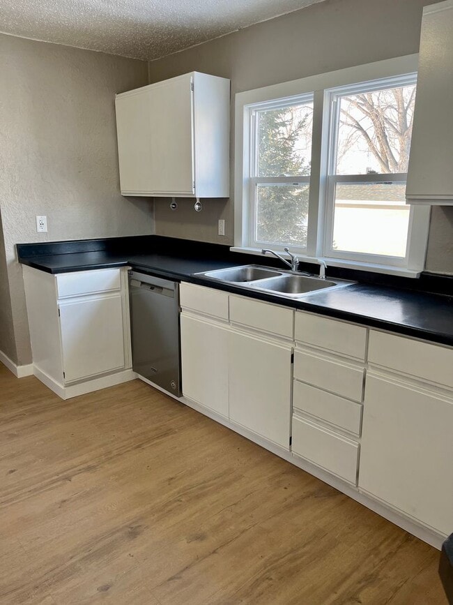 Building Photo - Beautiful 5 Bedroom, 2 bathroom Home