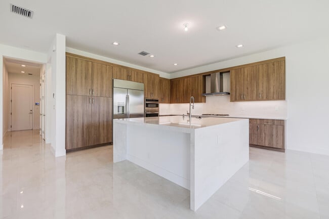 Building Photo - 9451 Riverside Pk Dr