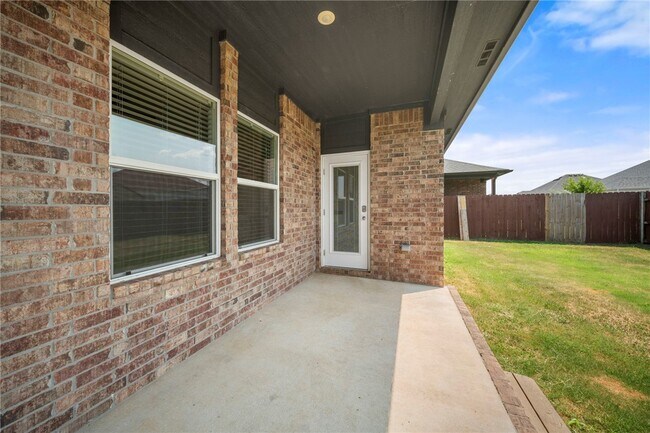 Building Photo - 3844 Pinecrest St
