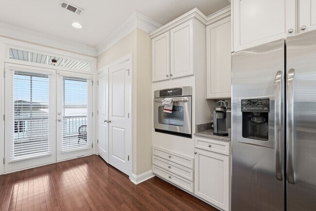 Building Photo - 313 Lakeview Dr