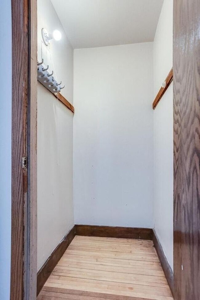 Building Photo - 6 bedroom 2 bathroom available 06/01/2026