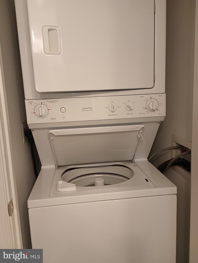 Building Photo - 11800 Sunset Hills Rd