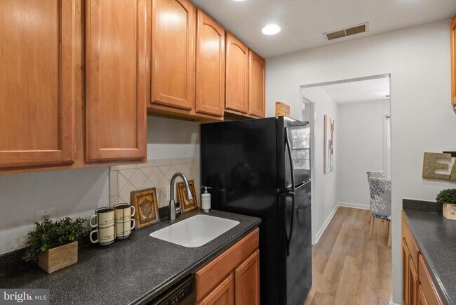 Building Photo - 110 Westwick Ct