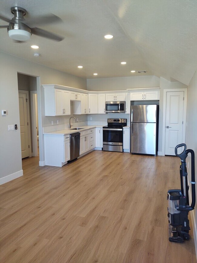 Building Photo - UTILITIES INCLUDED PERFECT 1 Bedroom 1 Bath