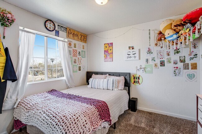 Building Photo - 3 bedroom, 1.5 Bath Townhome, Available Early June!