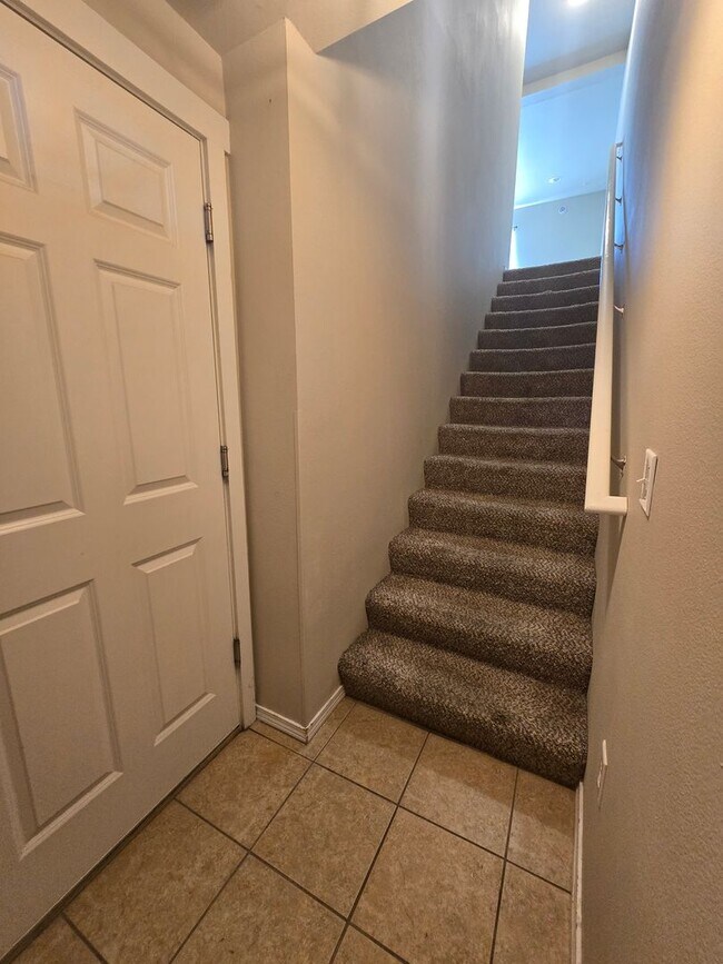 Building Photo - Possibly the Nicest & Most Convenient Townhome!