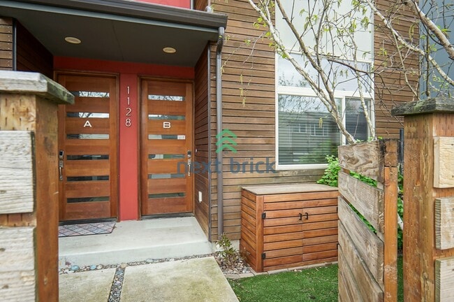Building Photo - 2 BED & 1.5 BATH TOWNHOME FOR RENT