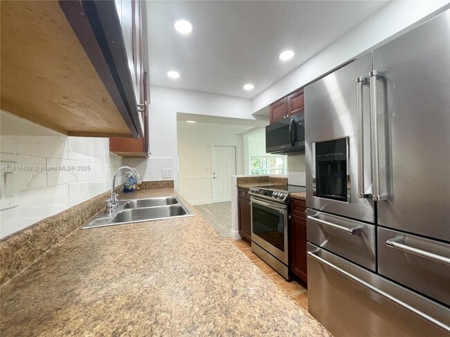 Building Photo - 7915 NW 73rd Ave