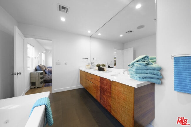 Building Photo - 848 N Las Palmas Ave