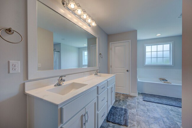 Building Photo - Luxurious 3 bedrooms 2.5 bath home in Nort...