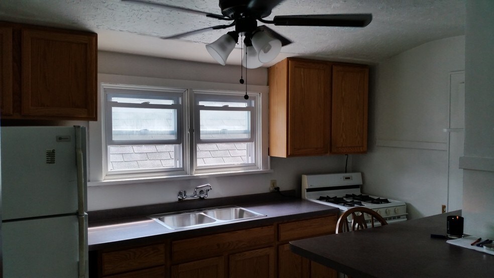 Kitchen - 3132 N Weil St