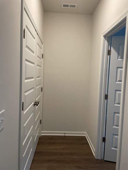 Building Photo - 681 Birdie Dr