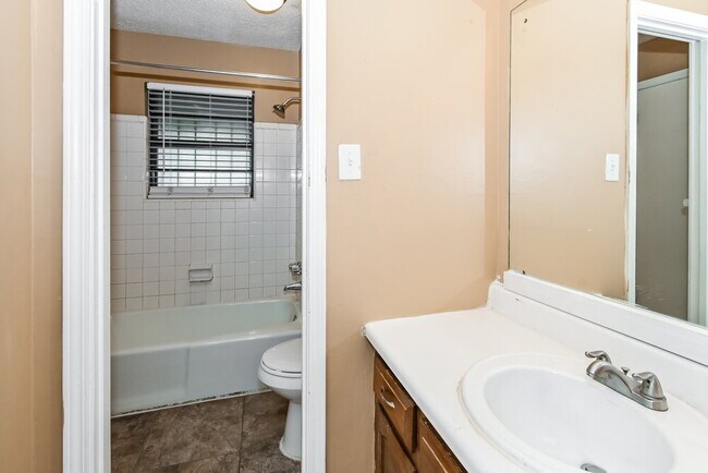 Building Photo - 5657 Rensslaer Dr