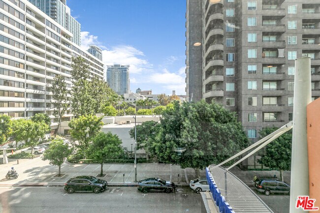 Building Photo - 901 Flower St