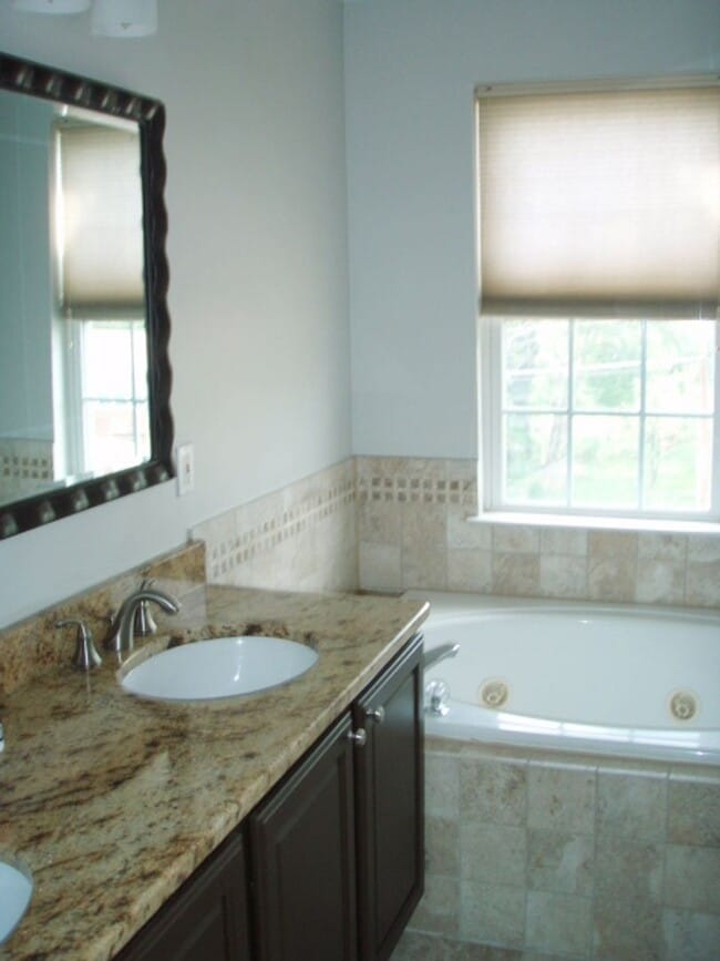 Building Photo - Beautiful 3 Bed 2.5 Bath End-Unit Brick To...