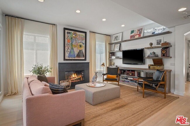 Building Photo - 835 Superba Ave