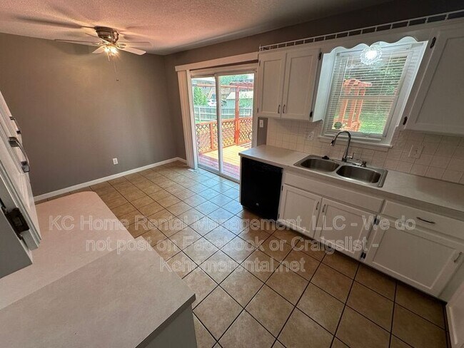 Building Photo - 424 NE Lakeview Dr