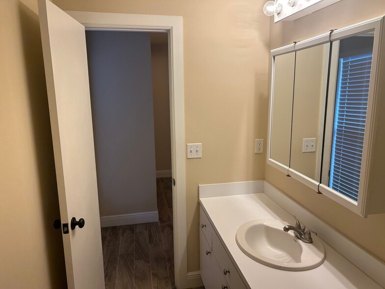 Building Photo - 731 Hummingbird Way