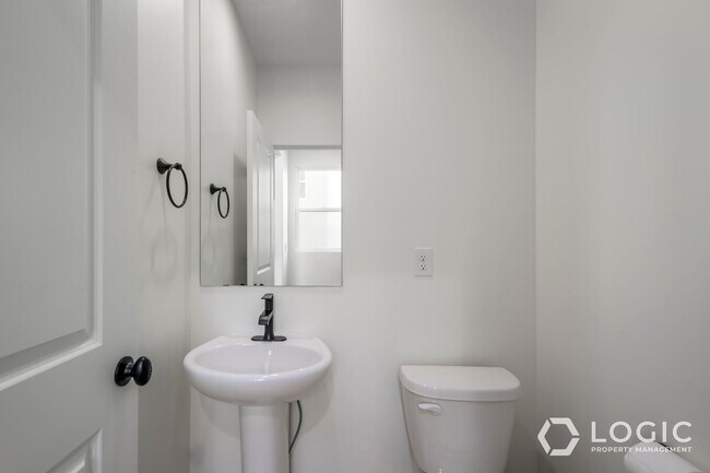 Building Photo - 1452 W Cook Ln